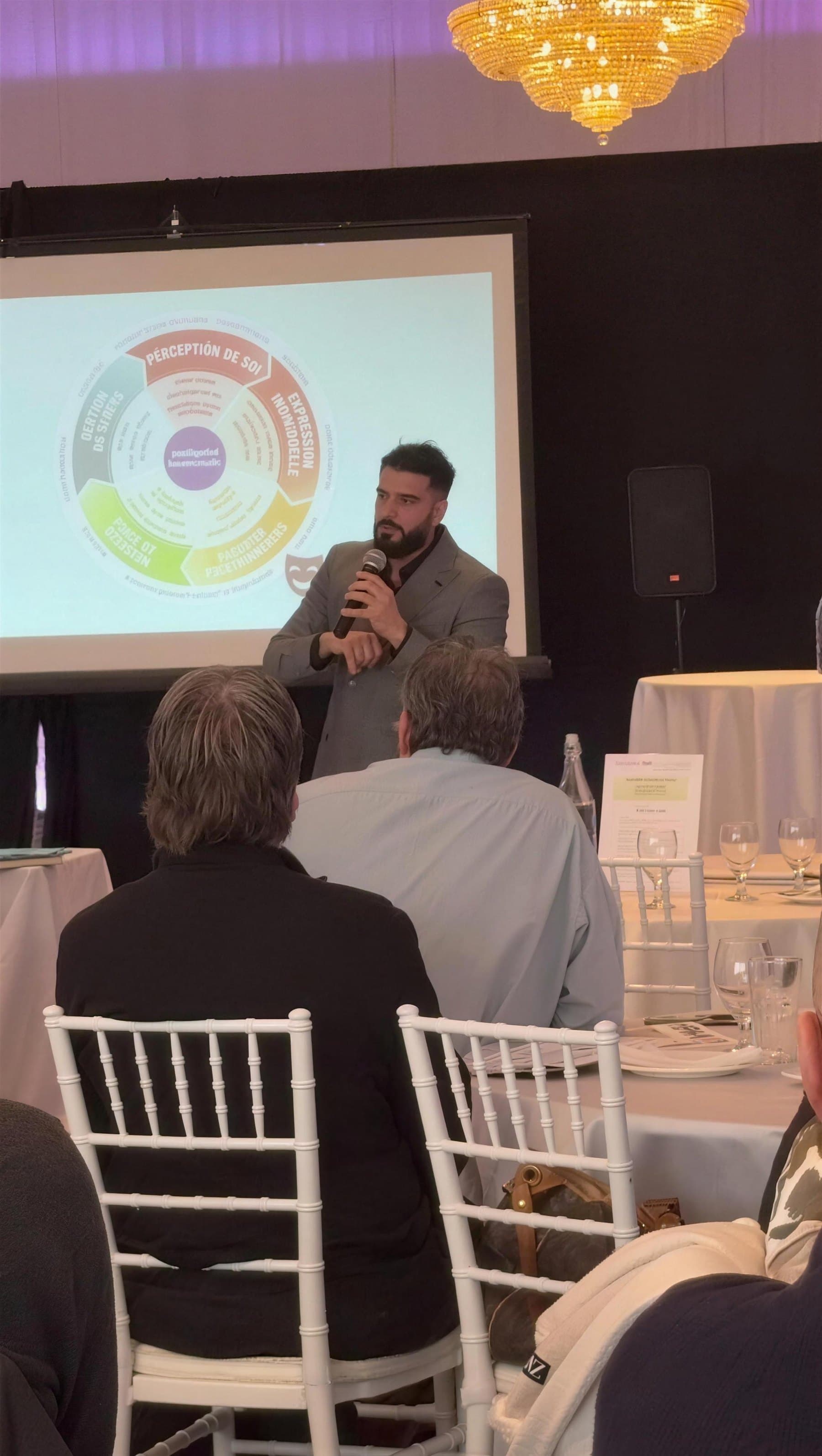 Rami en conférence devant des dirigeants